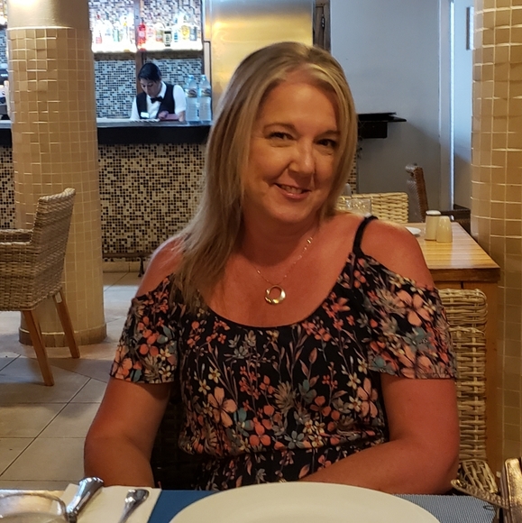 Meet your Posher, Lesley - Picture 1 of 2